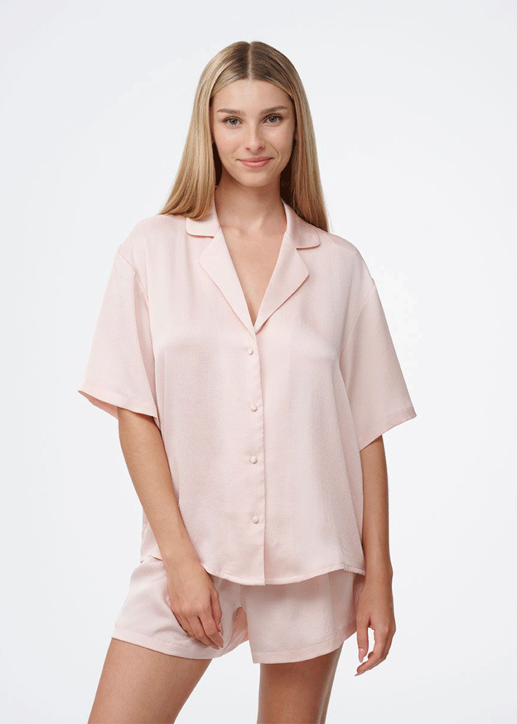 סט פיגמה סאטן 2 חלקים חולצה מכופתרת ומכנסון ורוד Femina