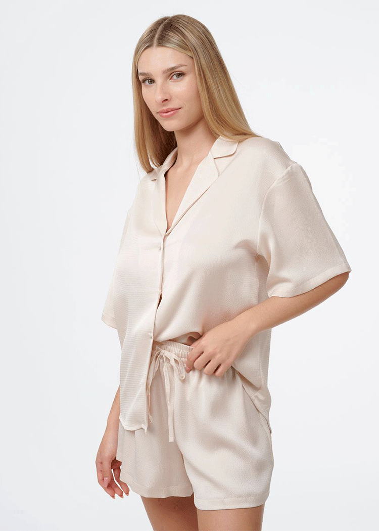 סט פיגמה סאטן 2 חלקים חולצה מכופתרת ומכנסון בז' Femina