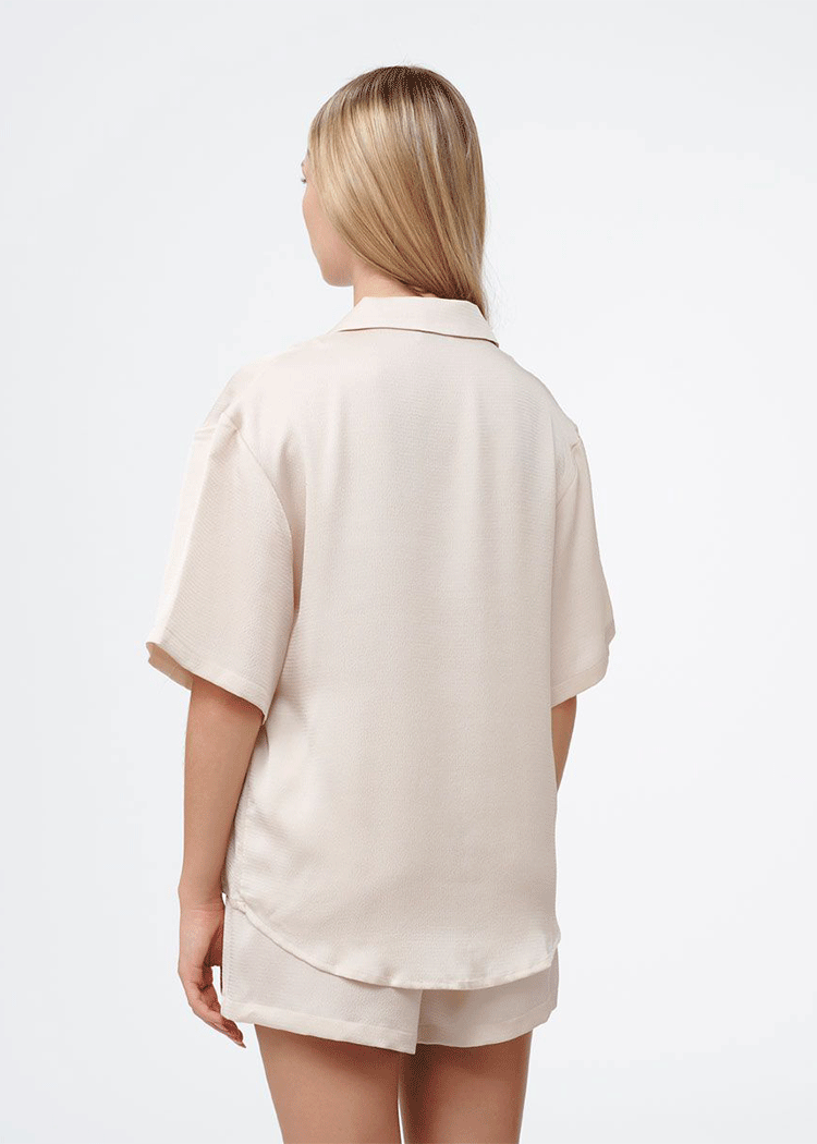 סט פיגמה סאטן 2 חלקים חולצה מכופתרת ומכנסון בז' Femina