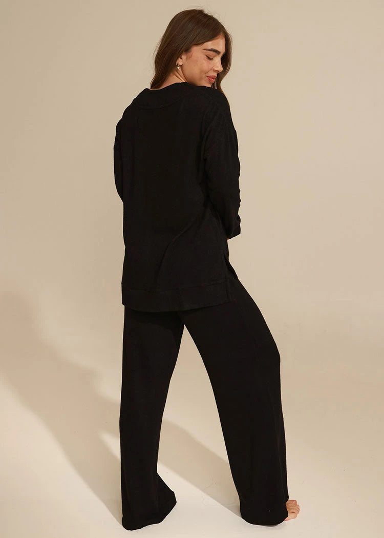 סט מסריג רך של חולצה משוחררת מפתח V ומכנס רחב BLACK Femina