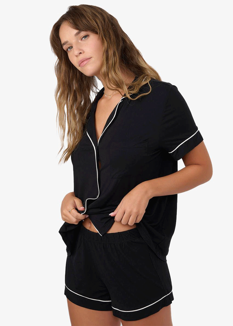 סט פיג'מה ויסקוזה מכנסון וחולצה מכופתרת שחור Femina