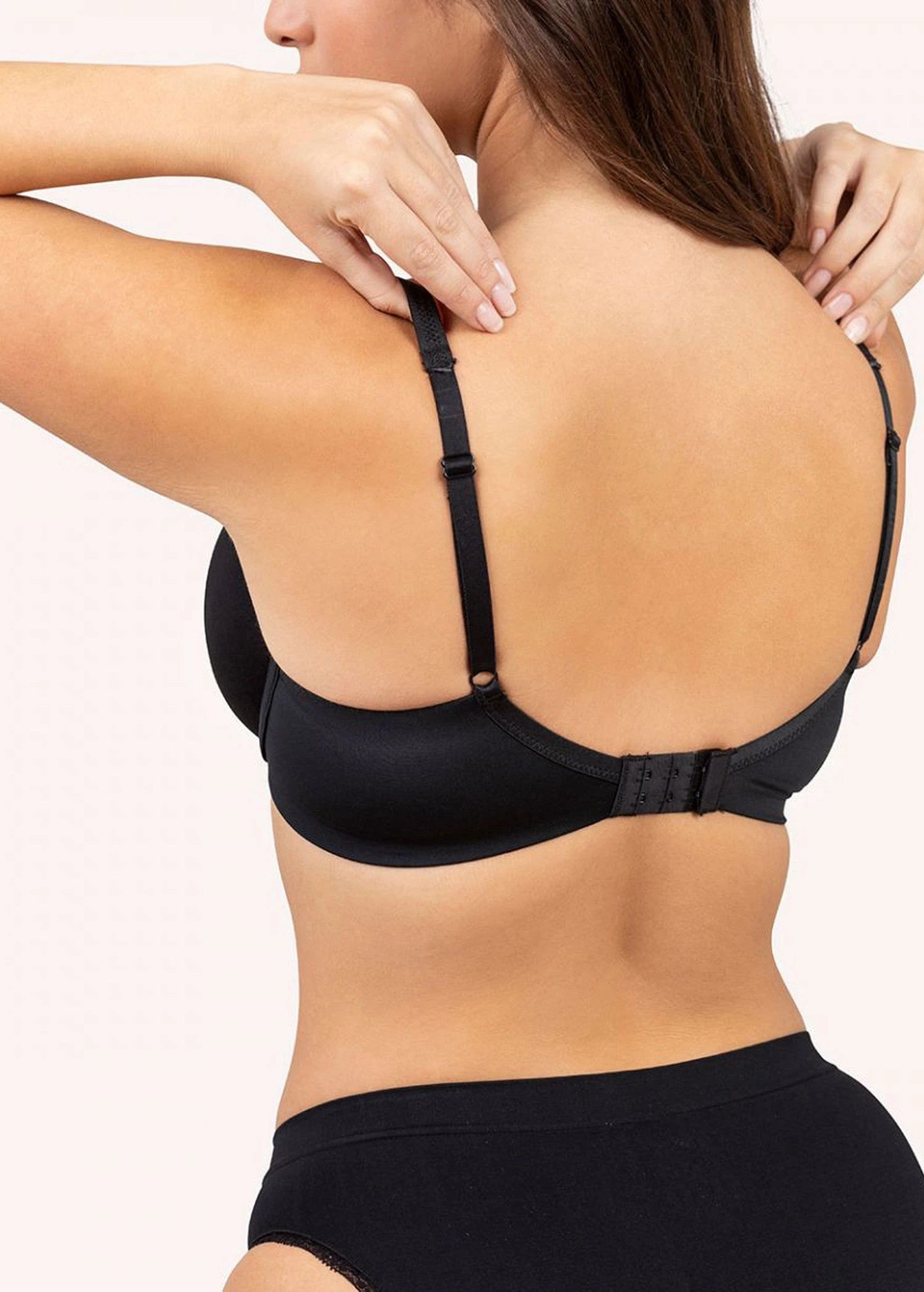 חזייה עם ריפוד קל חלקה בצבע שחור פמינה - לויטקס Levitex