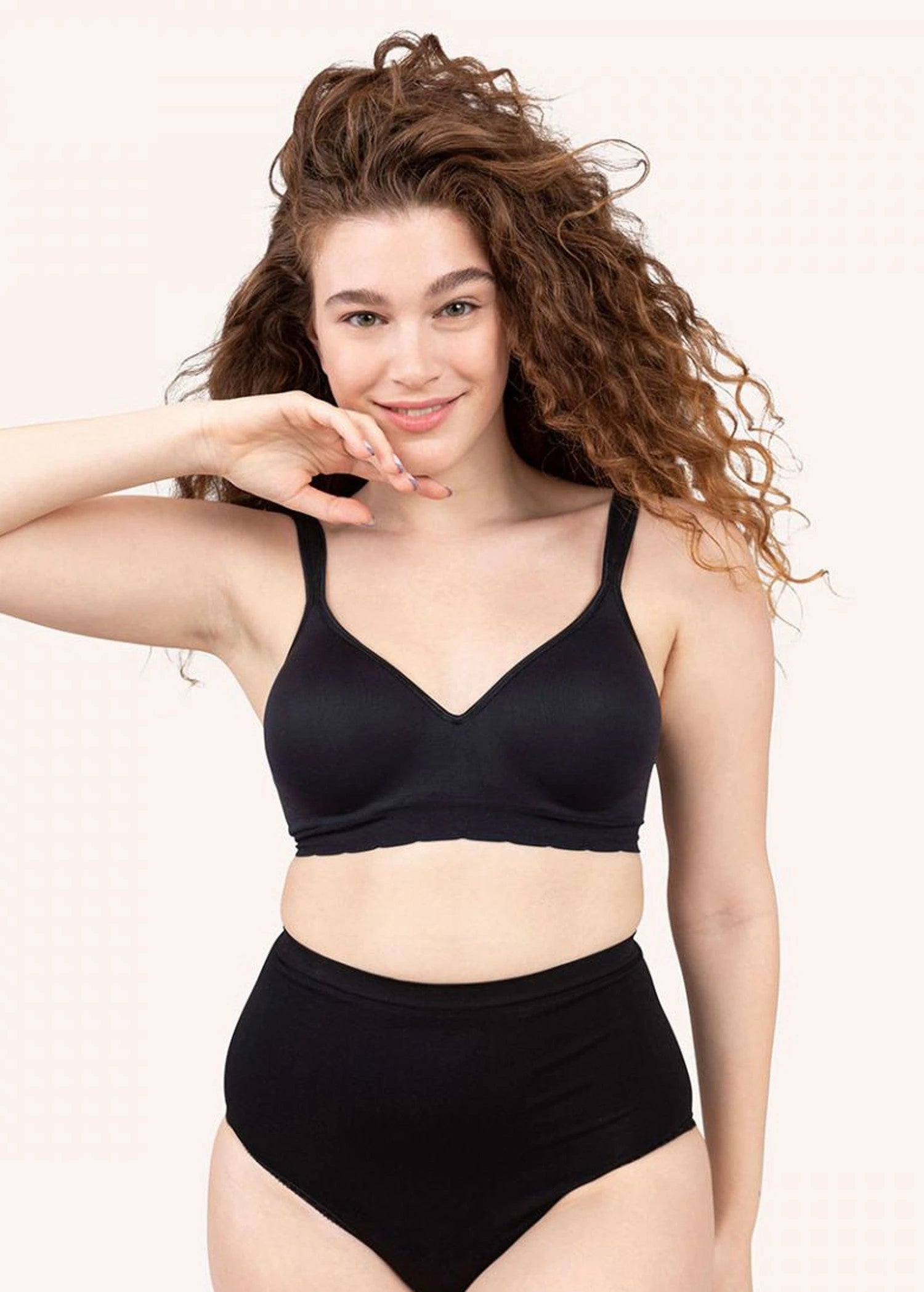 חזייה ללא ברזל וללא תפר בצבע שחור פמינה - לויטקס Levitex