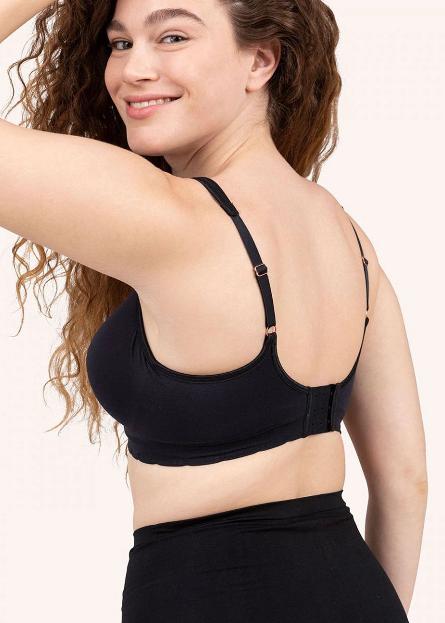 חזייה ללא ברזל וללא תפר בצבע שחור פמינה - לויטקס Levitex