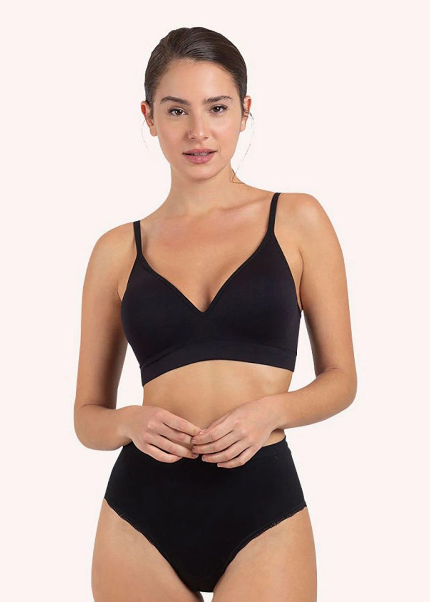 חזייה ללא ברזל וללא תפר בצבע שחור פמינה - לויטקס Levitex