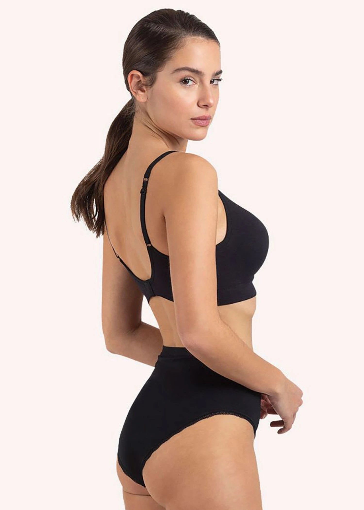 חזייה ללא ברזל וללא תפר בצבע שחור פמינה - לויטקס Levitex