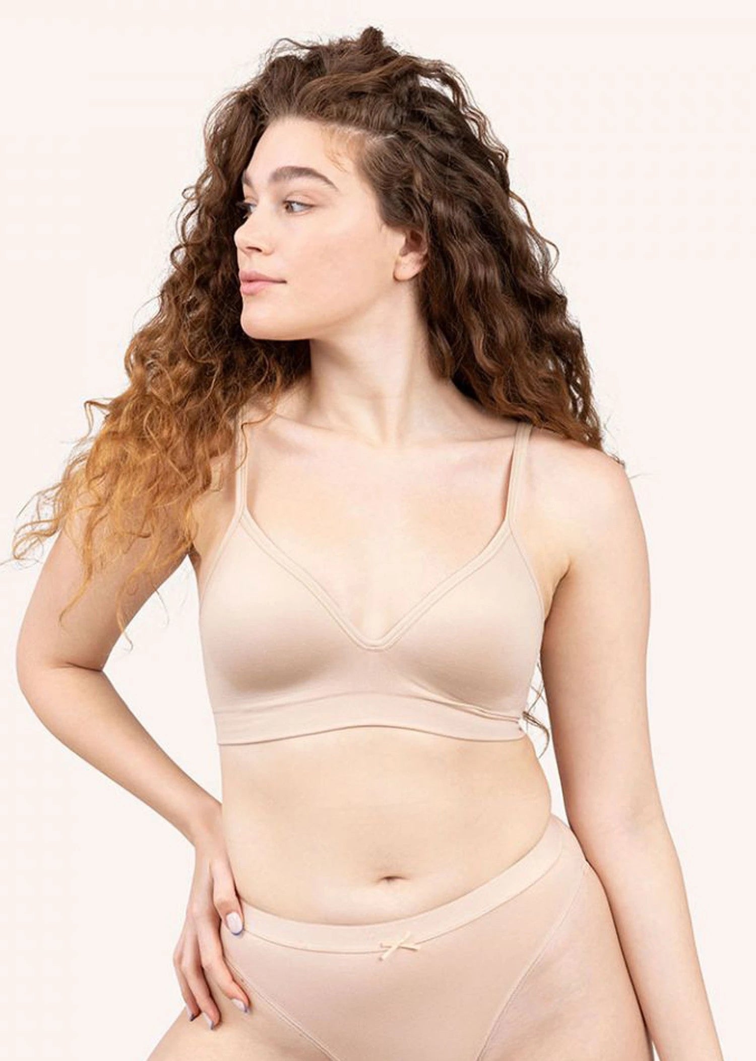 חזייה ללא ברזל וללא תפר בצבע בז' פמינה - לויטקס Levitex