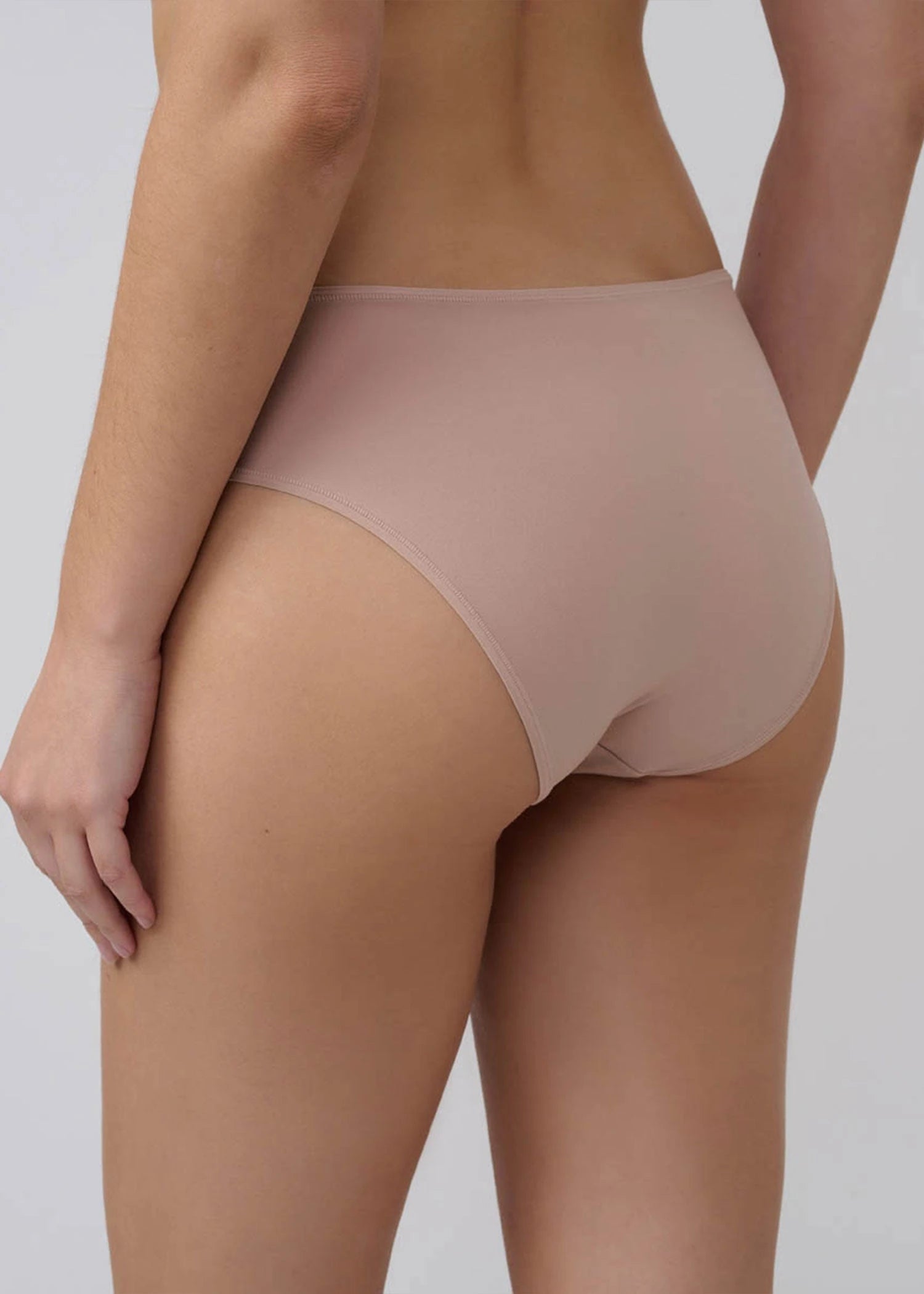תחתון ביקיני בגזרת high leg בז' - לויטקס Levitex