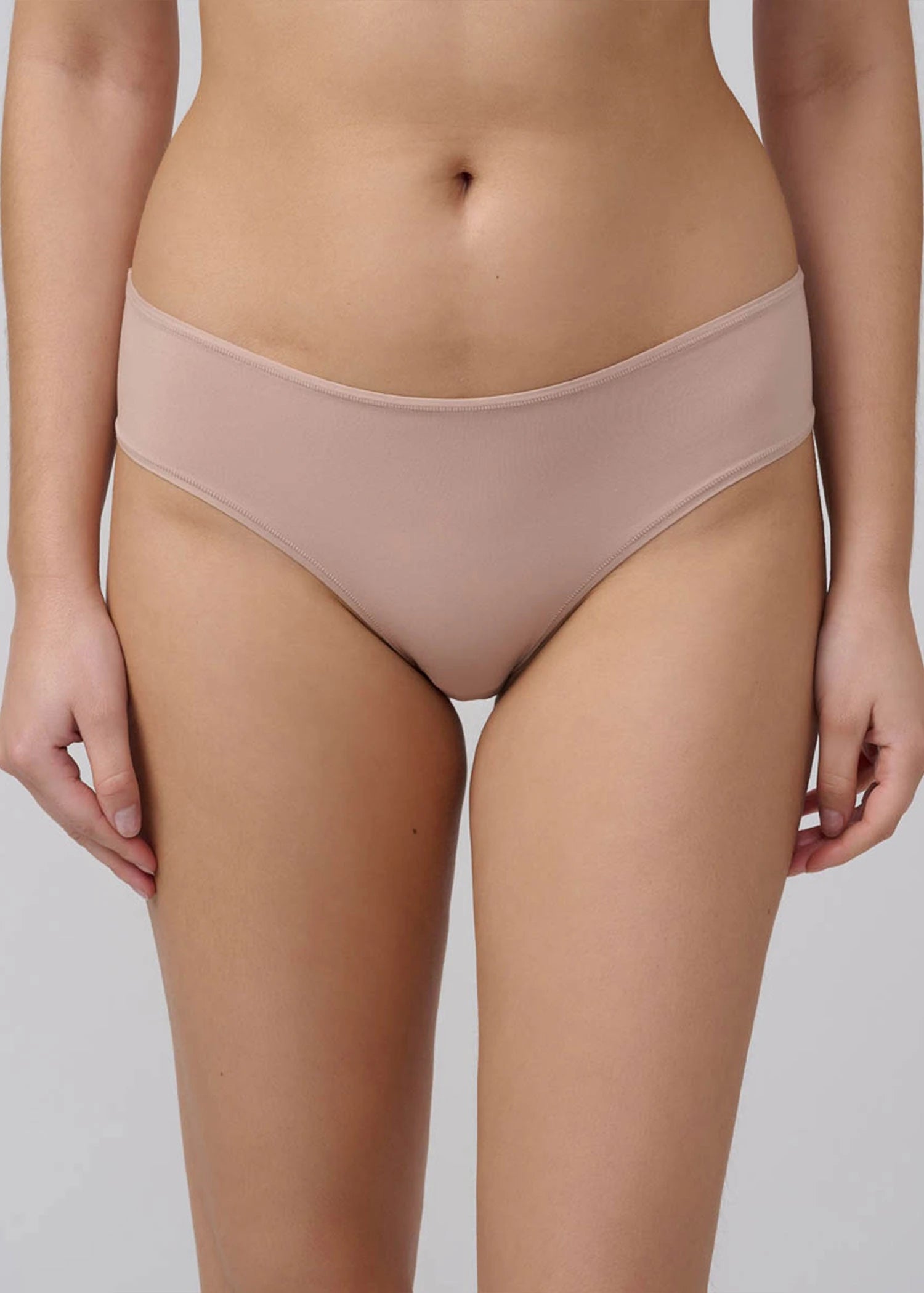 תחתון ביקיני בגזרת high leg בז' - לויטקס Levitex