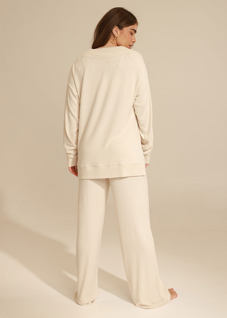 סט מסריג רך של חולצה משוחררת מפתח V ומכנס רחב OFF WHITE